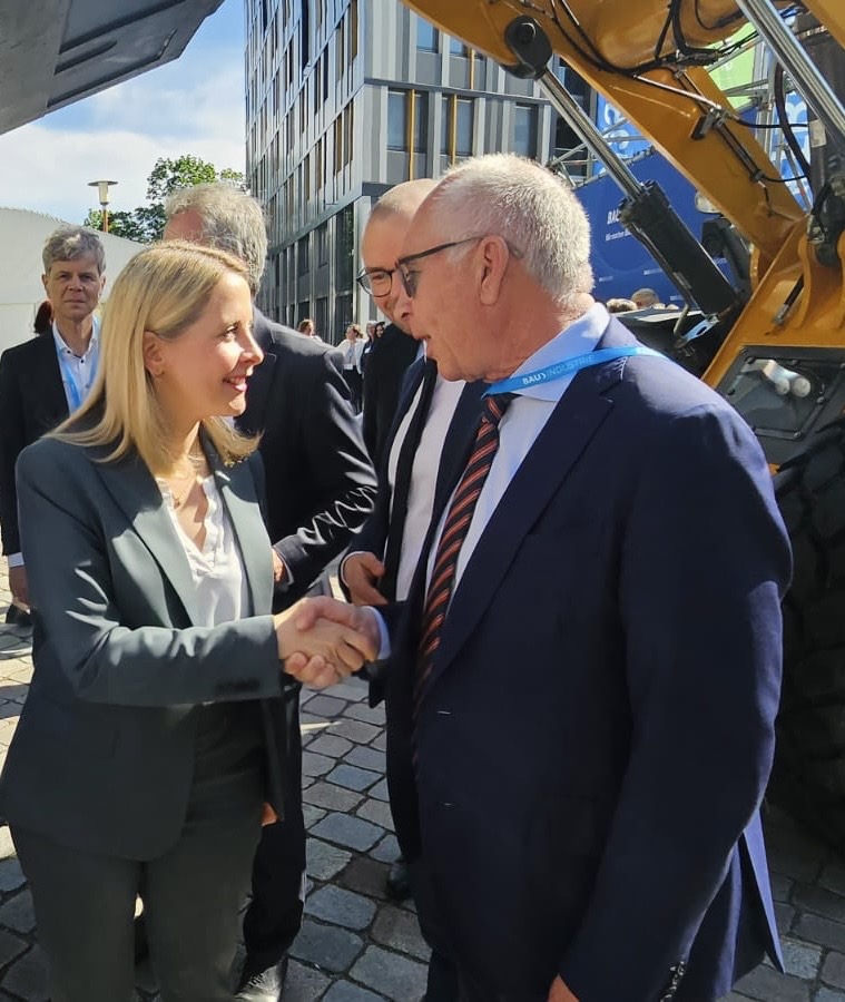 Ein starkes Zeichen für die Zukunft des Bauens: Frank Schmeichel, Herausgeber des BERLINboxx BusinessMagazins, begrüßte die neue Bundesbauministerin Verena Hubertz beim Branchentreffen im Gasometer Berlin | BERLINboxx